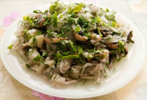 Салат із квашеної капусти і грибів